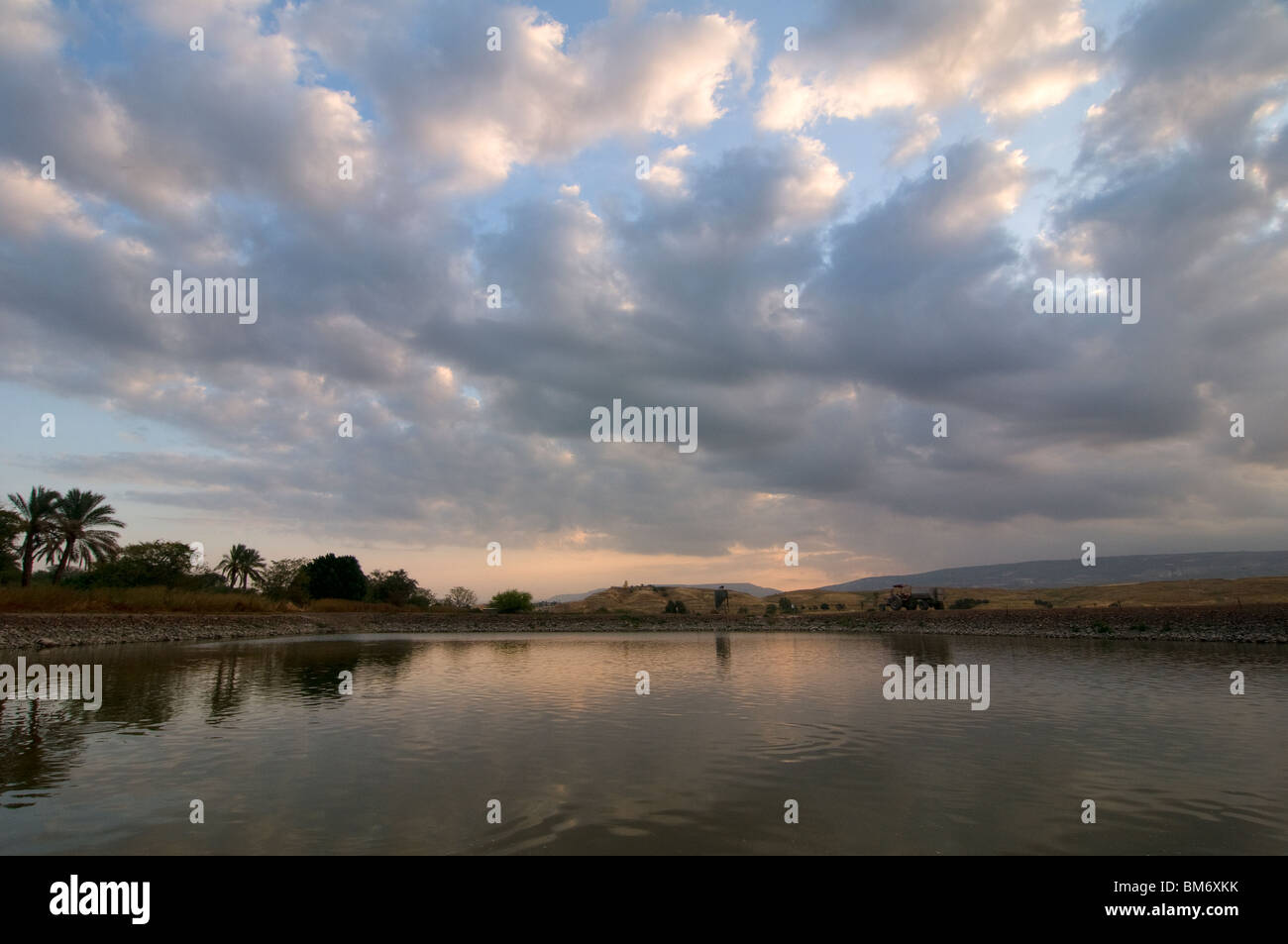 Künstliche Wasserflächen im Tal Jordan River in der Nähe von alten Gesher, Israel Stockfoto