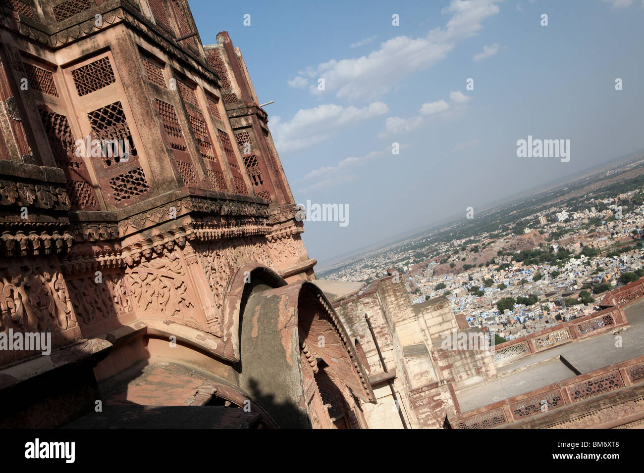 Blick auf das Mehrangarh Fort in Jodhpur mit der Stadt unten, Rajasthan in Indien. Stockfoto