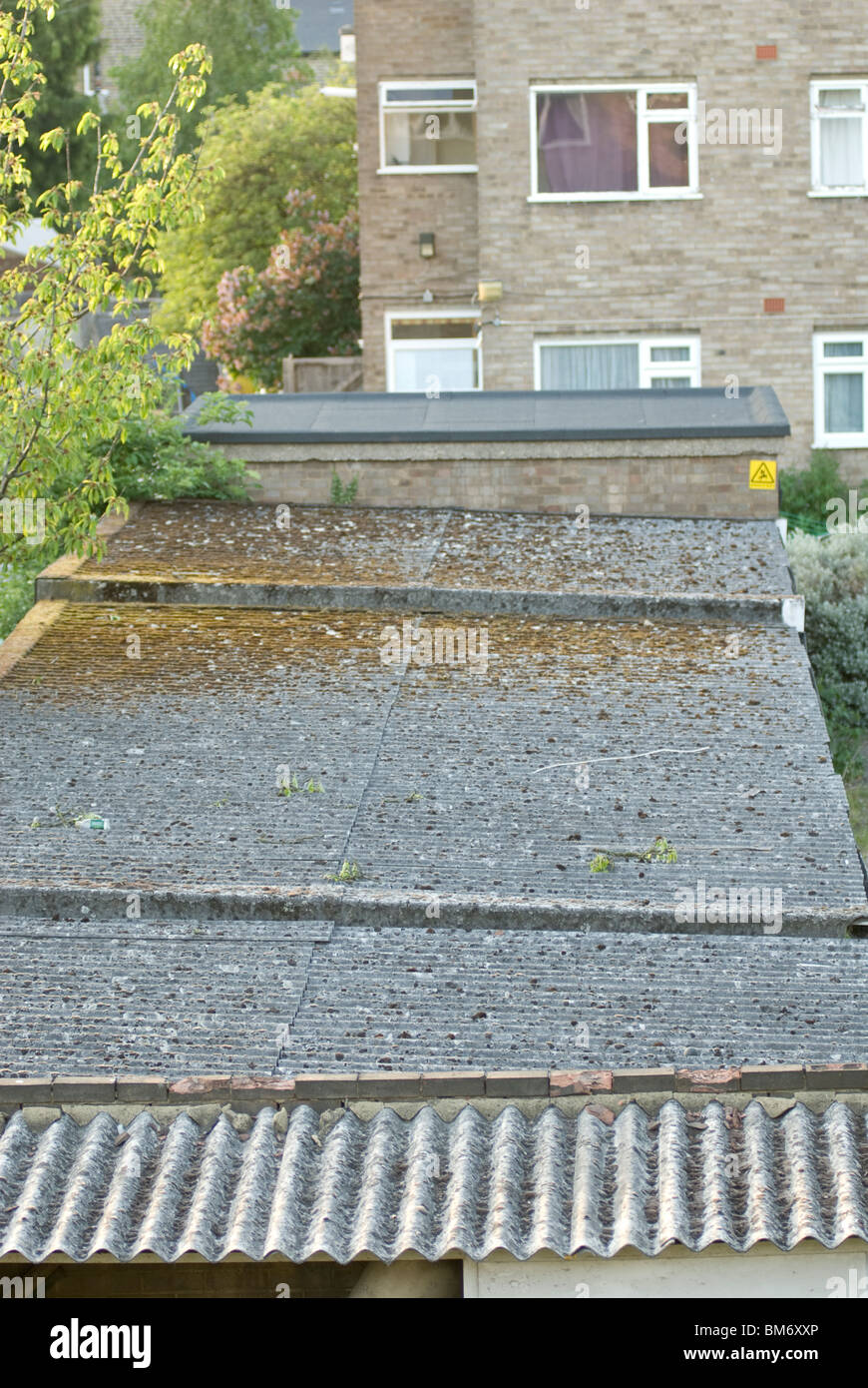 Garage-Dächer aus Asbest hergestellt aus Wellpappe Stockfoto