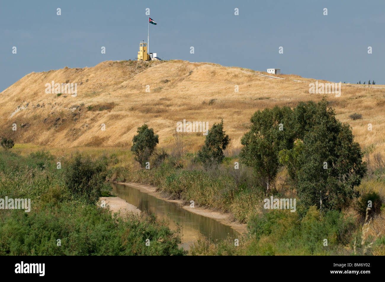 Ein jordanischer Militärposten überblickt das Grenzgebiet Naharayim oder Baqoura-Enklave zwischen Israel und Jordanien im Jordantal Stockfoto