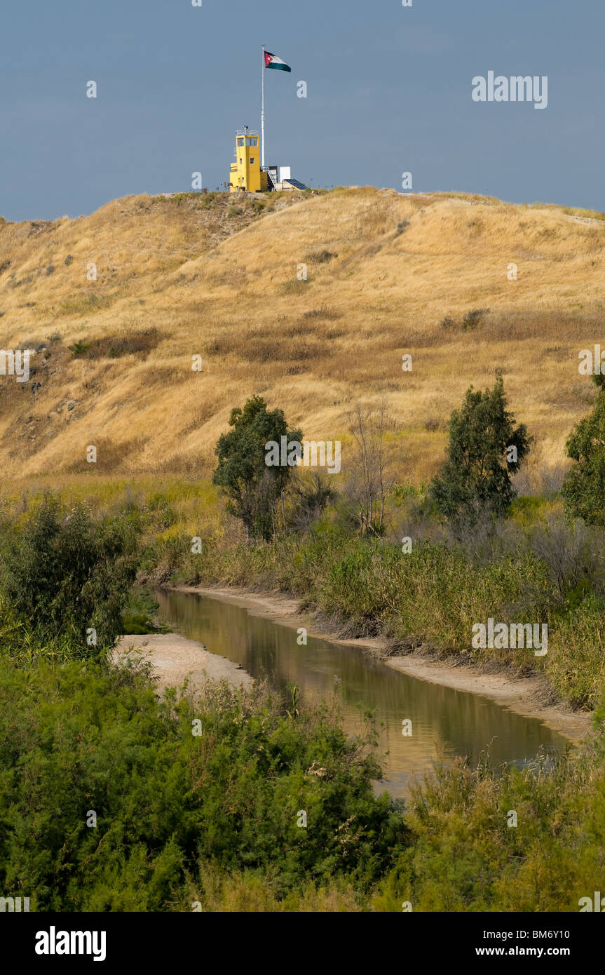 Eine jordanische Militärposten im Jordan-Tal von der israelischen Seite in der Nähe von Naharaim Israel gesehen Stockfoto