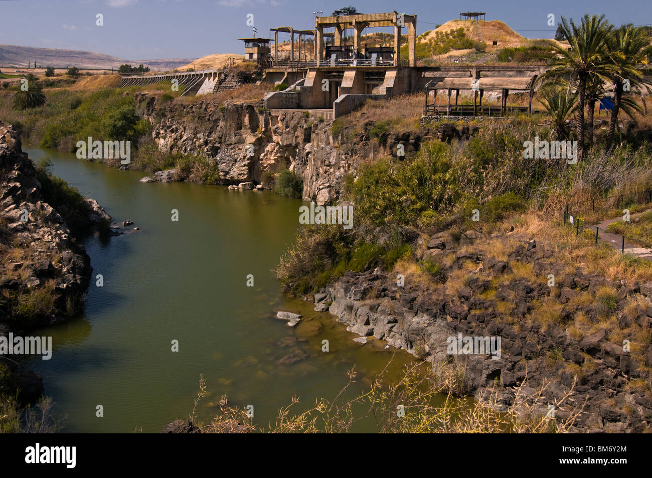 Das alte Wasserkraftwerk Rutenberg aus dem Jahr 1932 bei Naharayim oder Baqoura, wo der Yarmouk Fluss in den Jordan in Israel mündet Stockfoto