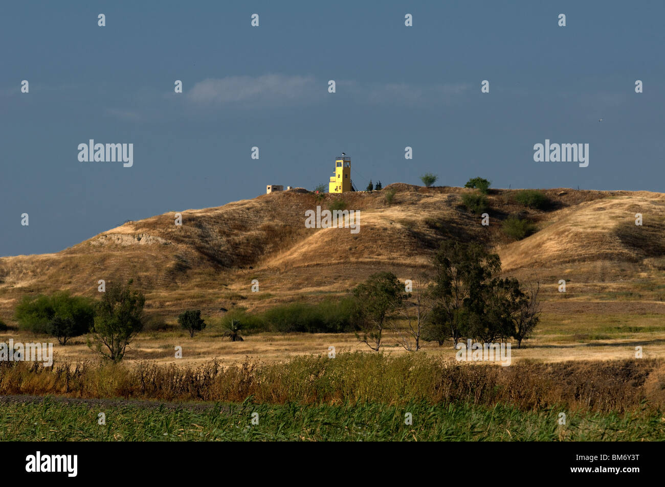 Ein jordanischer Militärposten überblickt das Grenzgebiet Naharayim oder Baqoura-Enklave zwischen Israel und Jordanien im Jordantal Stockfoto