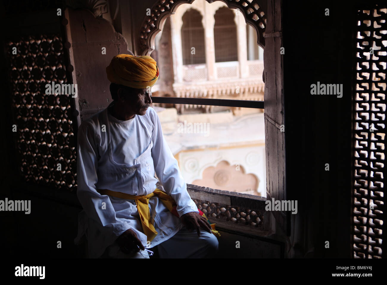Ein Wachmann an Mehrangarh Fort in Jodhpur, Rajasthan in Indien. Stockfoto