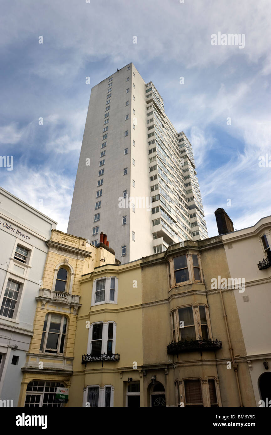 Ein 60er Jahre Hochhaus Hochhaus Wohnungen über georgische Gebäude in Brighton eine Küstenstadt Stockfoto