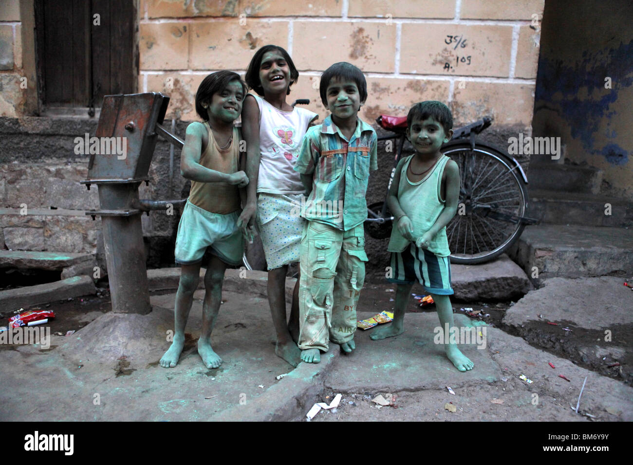 Kinder spielen mit farbigen Kumkum Pulver in Jodhpur, bekannt als die blaue Stadt in Rajasthan, Indien. Stockfoto