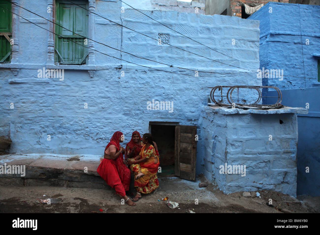 Blick auf eine Straße in Jodhpur, bekannt als die blaue Stadt in Rajasthan, Indien. Stockfoto