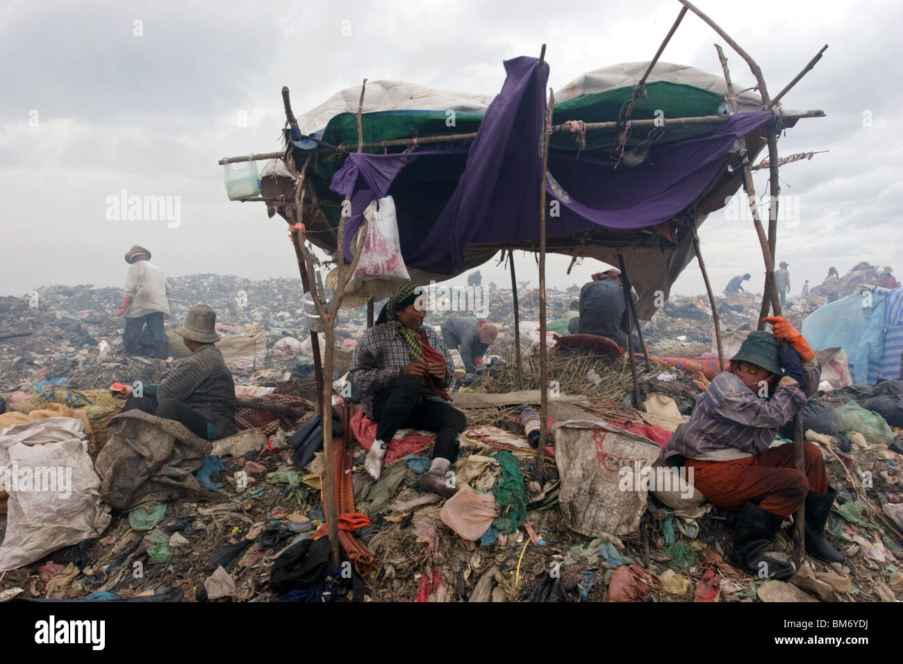 Frauen sitzen in einer Notunterkunft auf der Müllhalde in Phnom Penh, Kambodscha. Stockfoto