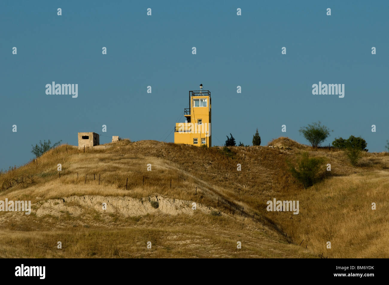 Eine jordanische Militärposten im Jordan-Tal von der israelischen Seite in der Nähe von Naharaim Israel gesehen Stockfoto