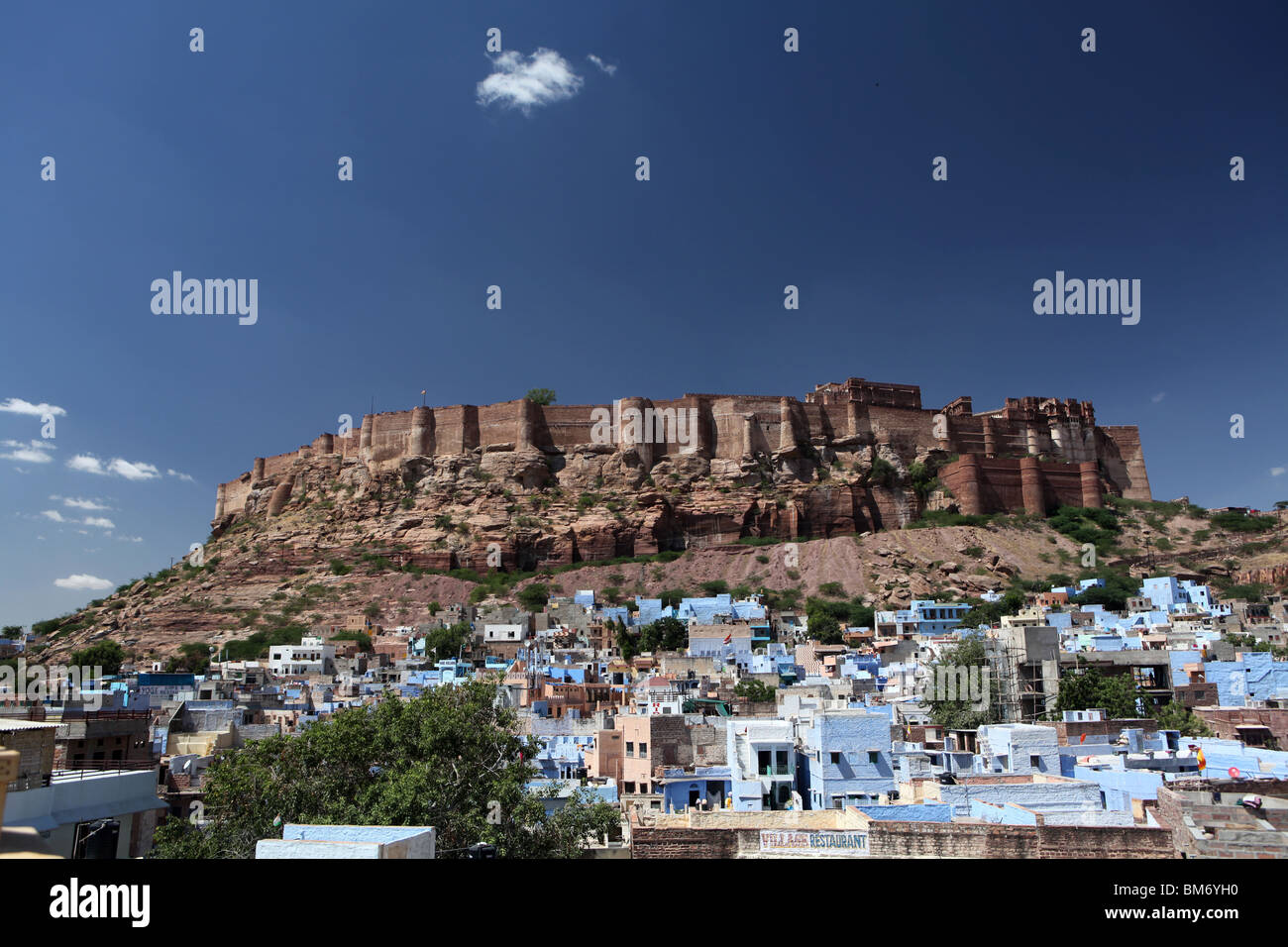 Ansicht von Jodhpur, auch bekannt als The Blue City zeigt das Mehrangarh Fort, die Krönung der Stadt in Rajasthan, Indien. Stockfoto