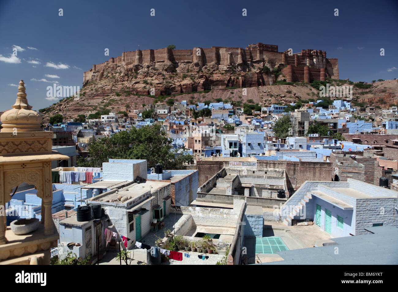 Ansicht von Jodhpur, auch bekannt als The Blue City zeigt das Mehrangarh Fort, die Krönung der Stadt in Rajasthan, Indien. Stockfoto