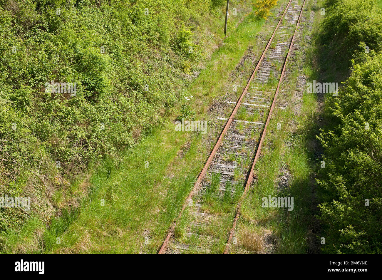 Eine stillgelegte Bahnstrecke verfolgen zwischen Montluçon (03100) und Le Mont-Dore (63240), Evaux-Les-Bains, Creuse, Limousin, Frankreich, Europa Stockfoto