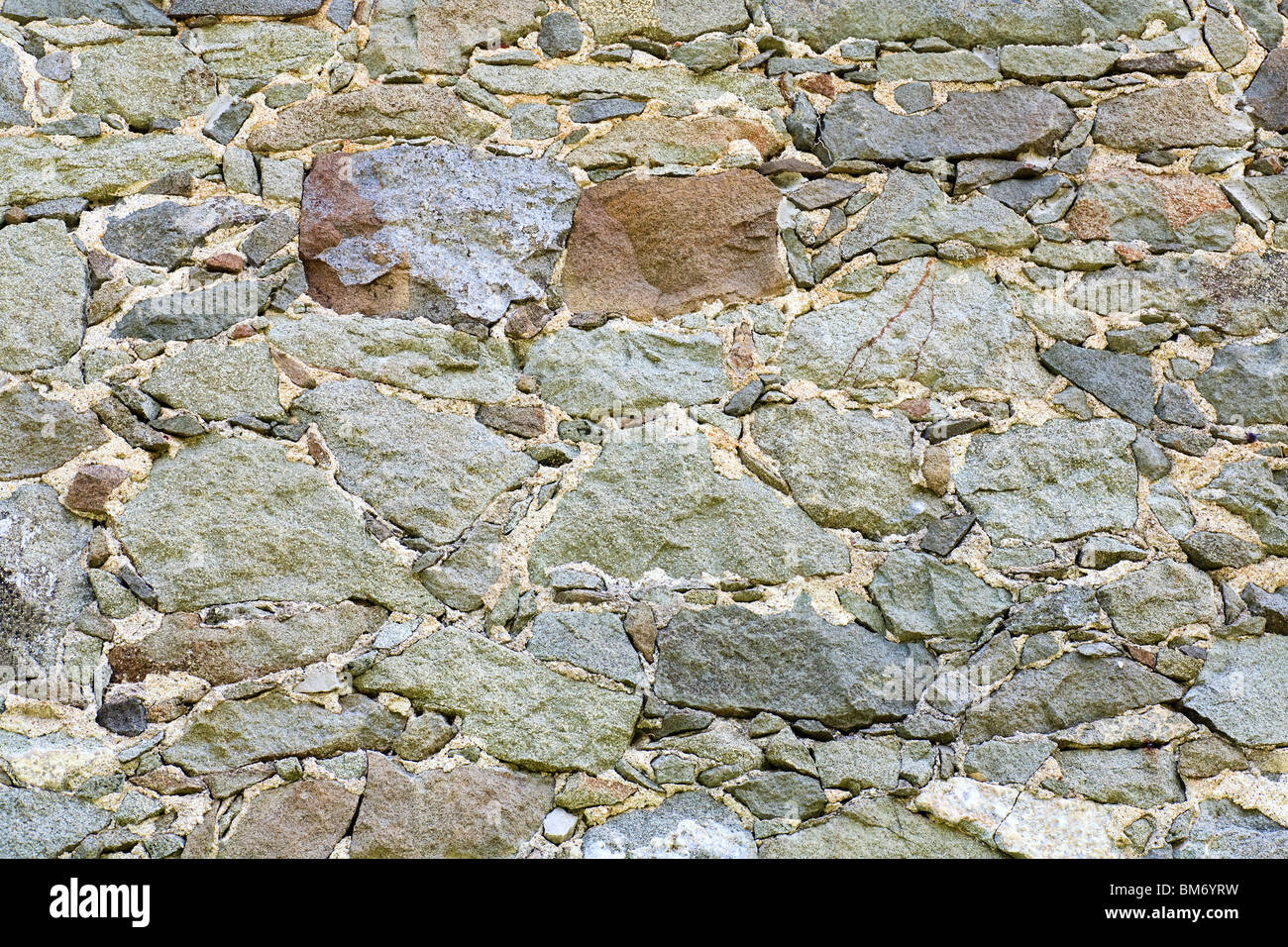 Fragment der alten mittelalterlichen steinernen Mauer (Hintergrund) Stockfoto