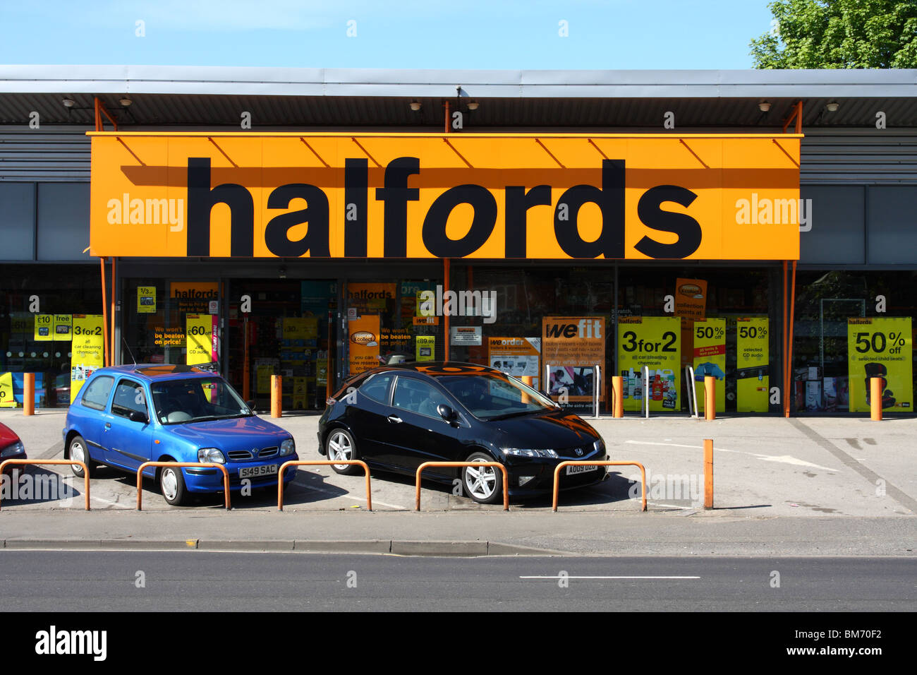 Ein Halfords Speicher in einer Stadt, U.K. Stockfoto