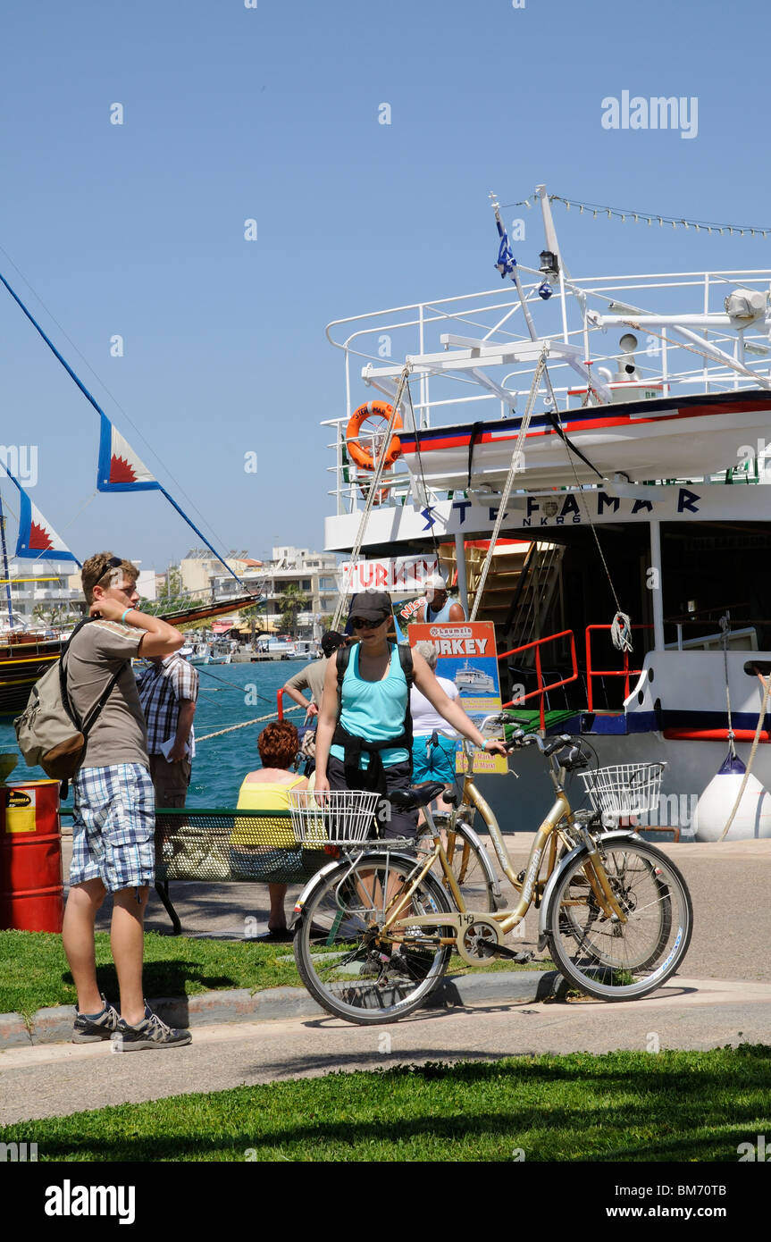 Radfahrer auf dem Kai in Kos Stadt Griechenland durch eine Fähre, die Passagiere zu Bodrum Türkei Fähren Stockfoto