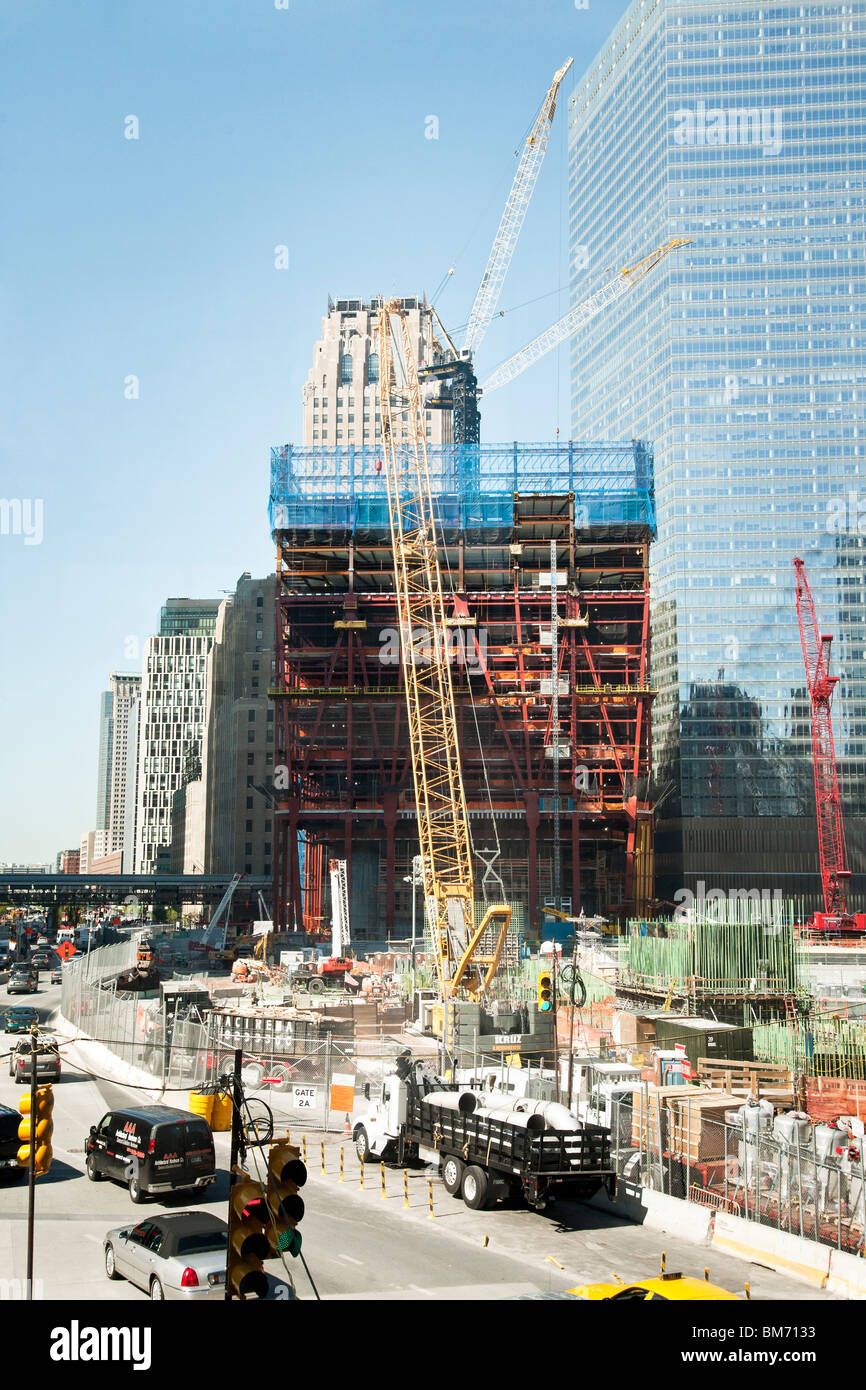 Stahlkonstruktion der Freedom Tower steigt auf NE Ecke des World Trade Center Site vor abgeschlossen 7 World Trade Center tower Stockfoto