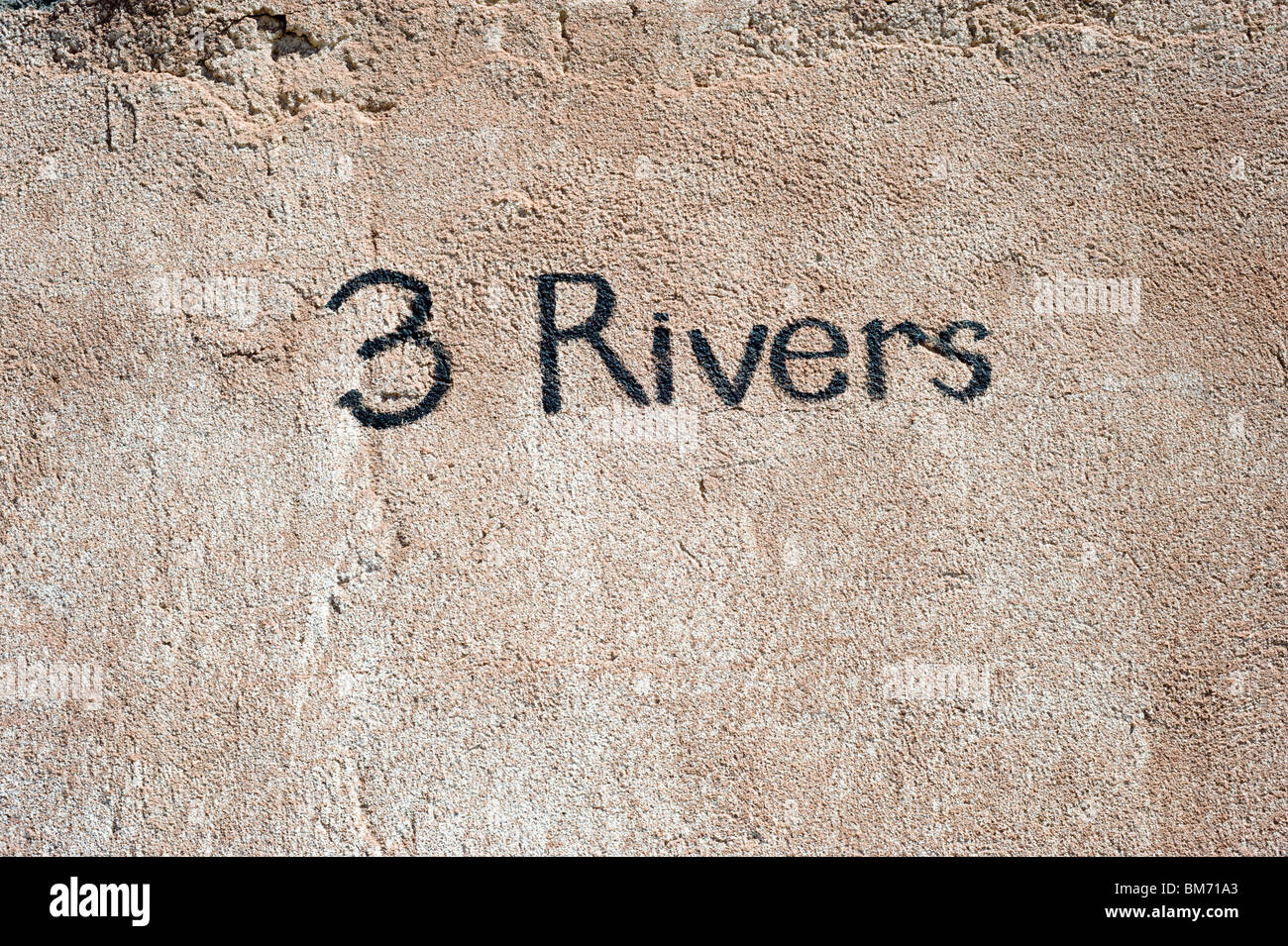 Die Namen der verschwundenen Stadt ist auf einem alten Adobe-Wand in Three Rivers, New Mexico gemalt. Stockfoto