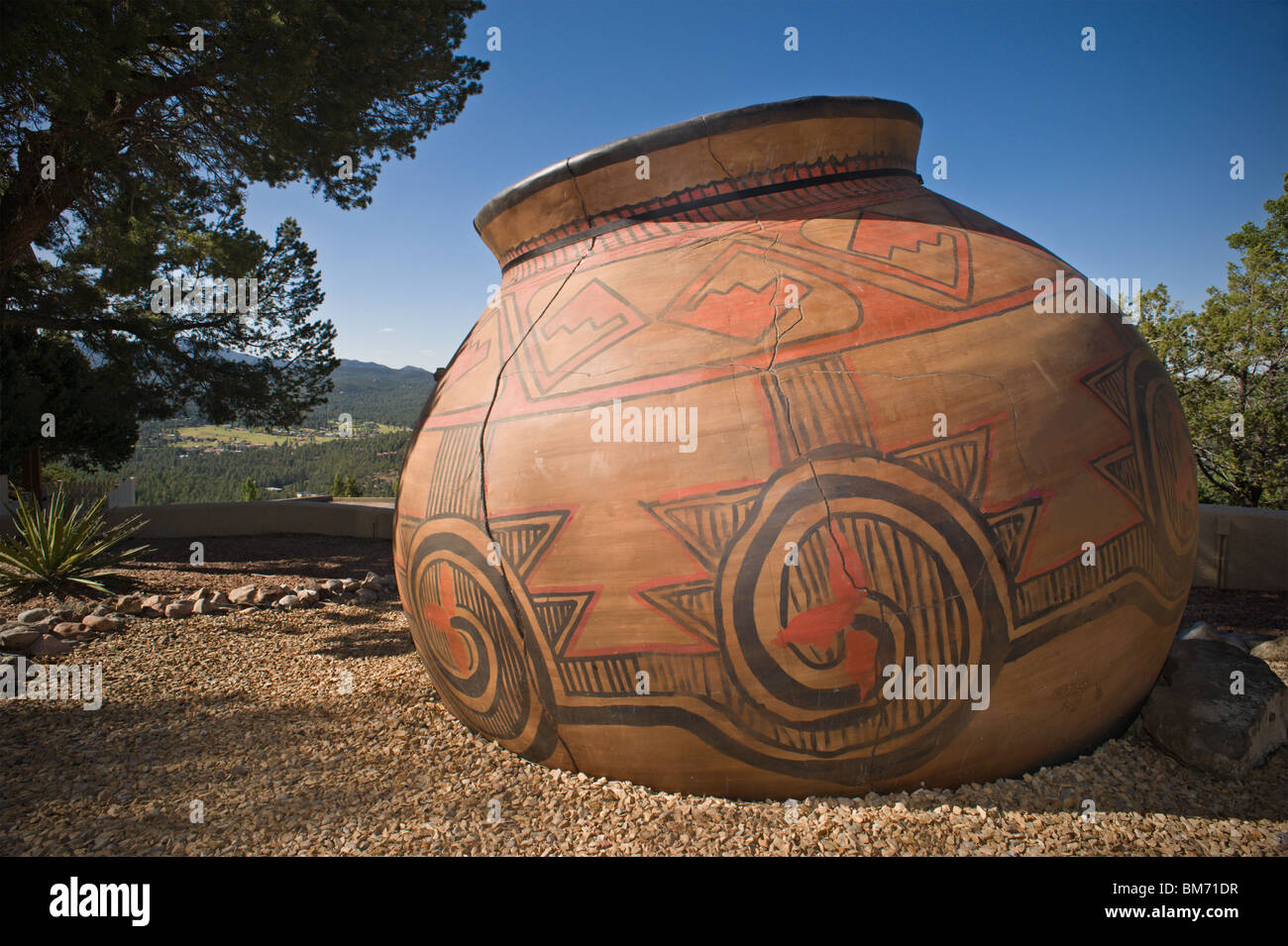 Eine riesige Fiberglas-Skulptur, Keramik-Keramik-Kunstwerke des amerikanischen Südwestens, mit Blick auf Ruidoso, New Mexico. Stockfoto