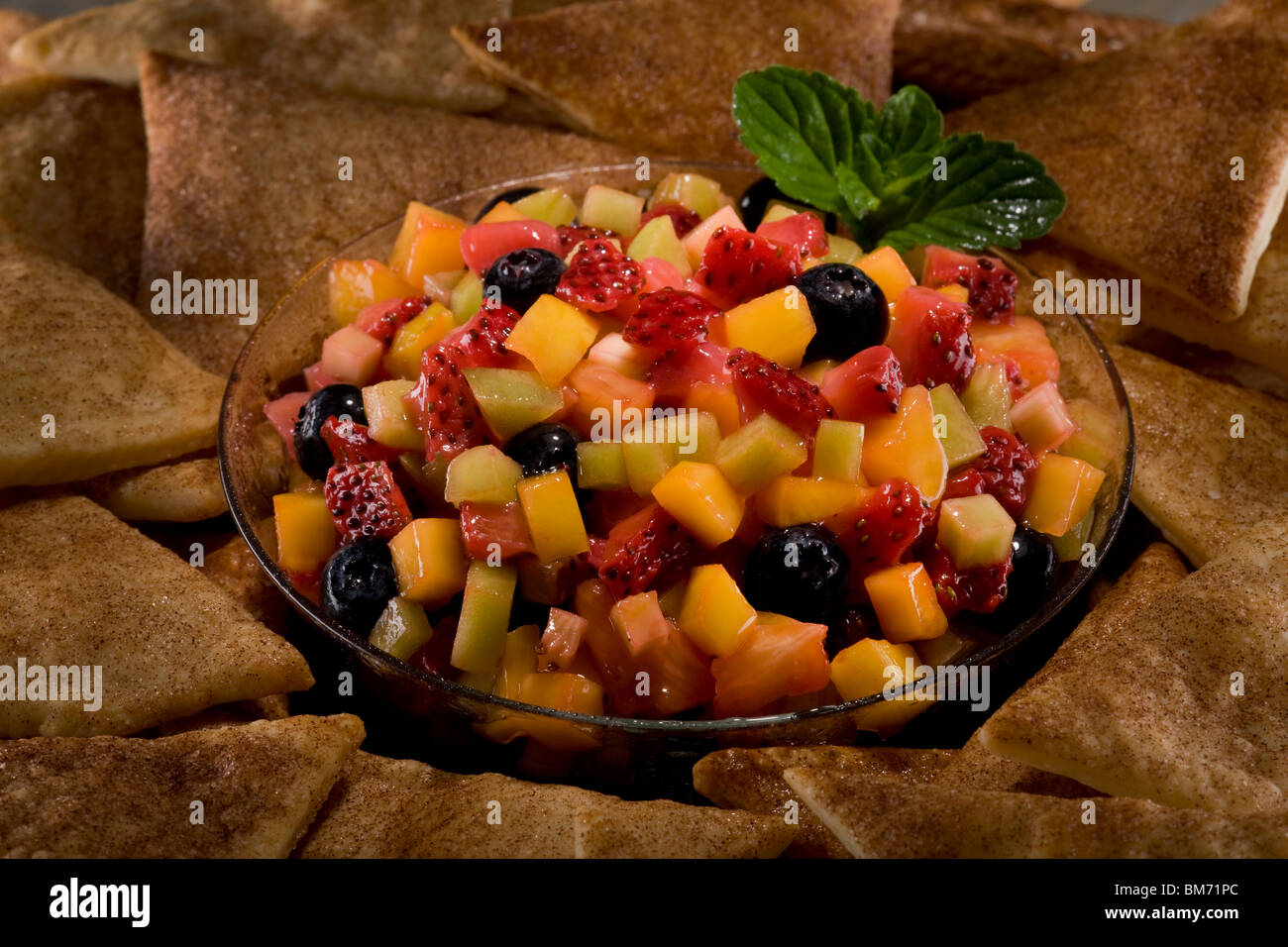 Zimt-Chips mit einer Frucht-Dip. Stockfoto