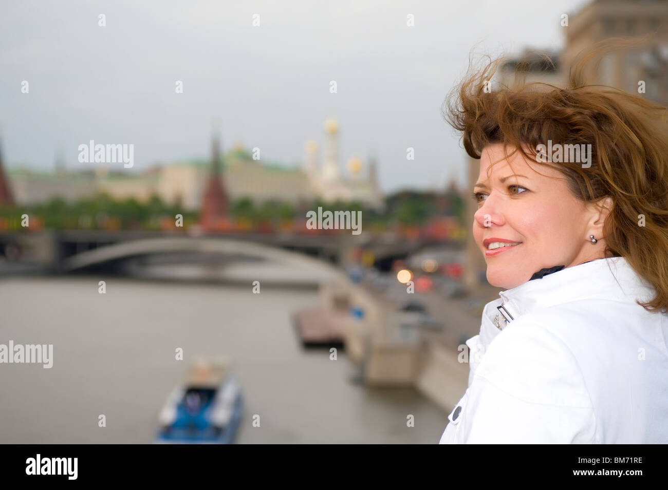 Porträt Russen - Frau und Moskauer Kreml Stockfoto