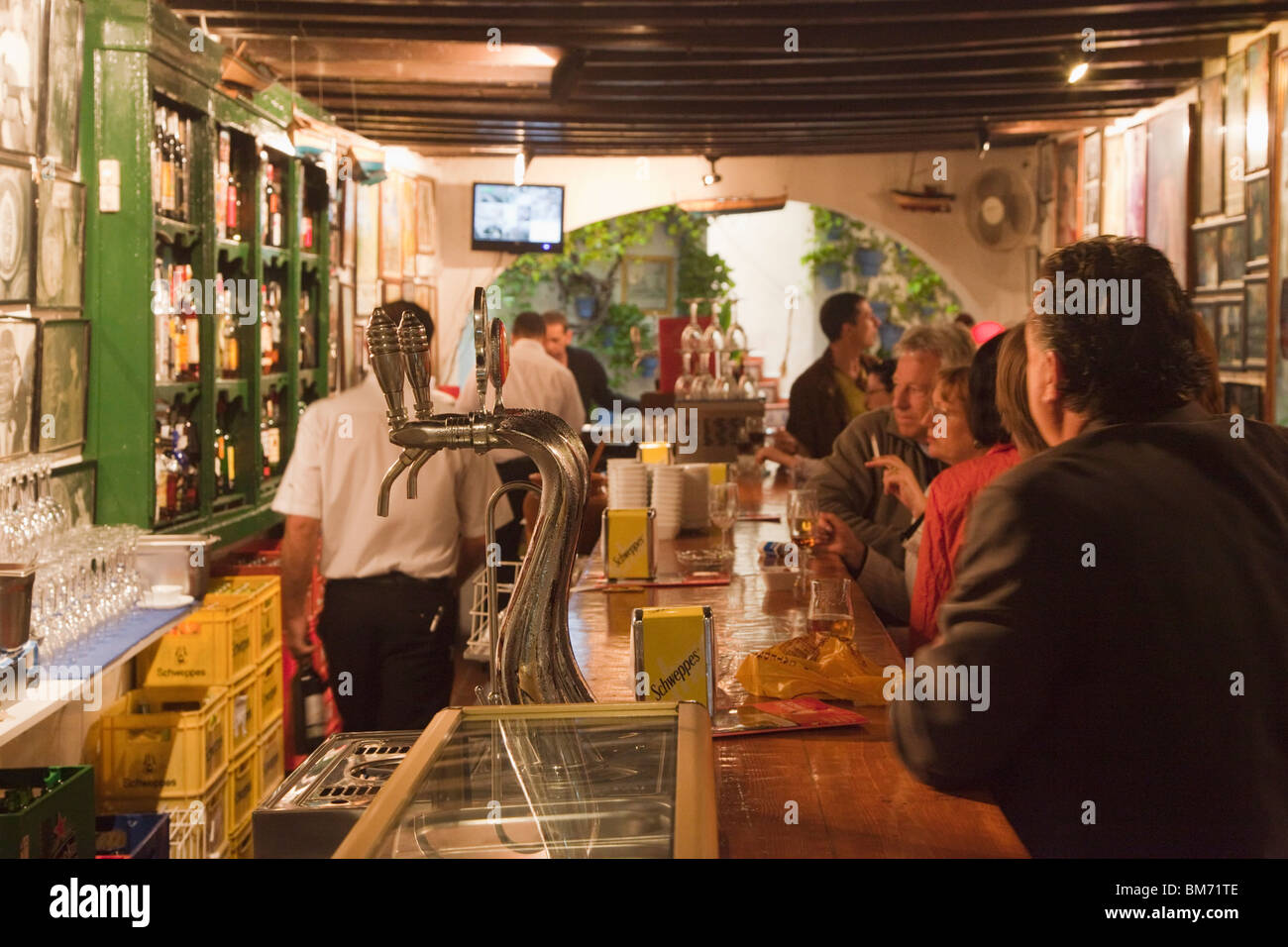 Malaga, Costa Del Sol, Spanien. Kunden in Bar El Pimpi. Stockfoto