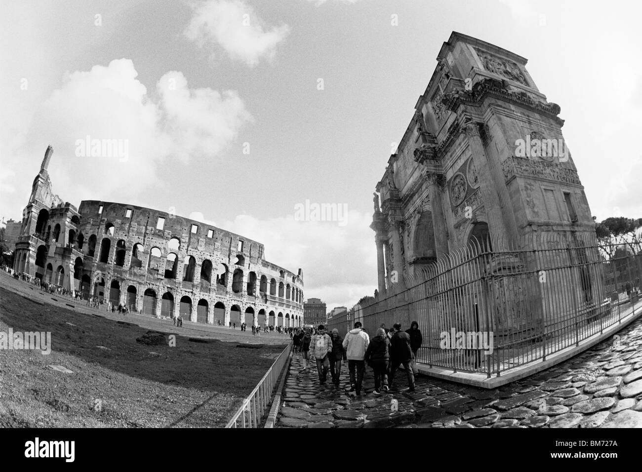 Rom, Italien, erfasst 30. Januar 2010--Triumphbogen des Konstantin (rechts) und das Kolosseum (links), in klassischem Schwarz-weiß auf Agf Stockfoto