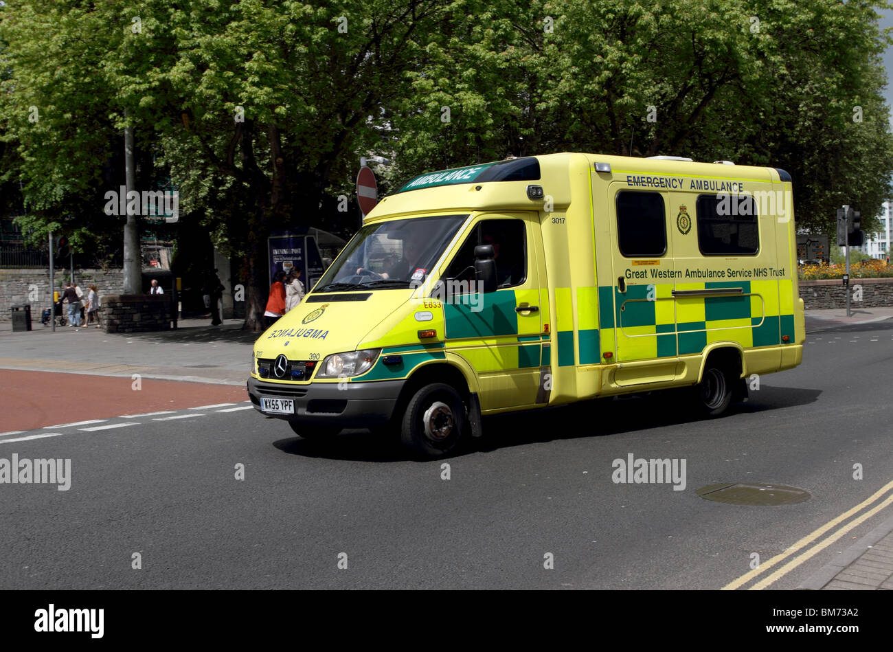 Gelbe britische Krankenwagen auf einen Anruf Stockfoto