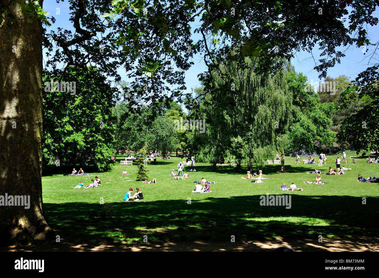 Menschen entspannen im Park, Hyde Park, Westminster, London, England, Vereinigtes Königreich Stockfoto