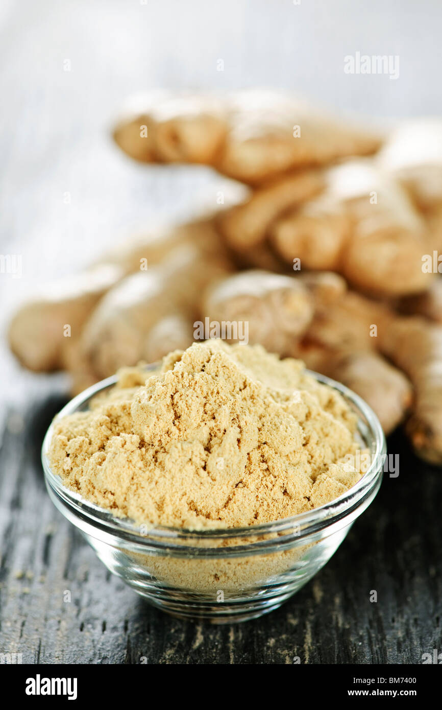 Frische und gemahlener Ingwer Gewürz auf Holztisch Stockfoto