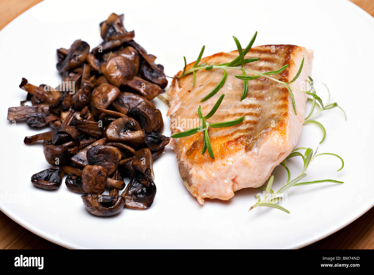 Champignons gegrillt -Fotos und -Bildmaterial in hoher Auflösung – Alamy