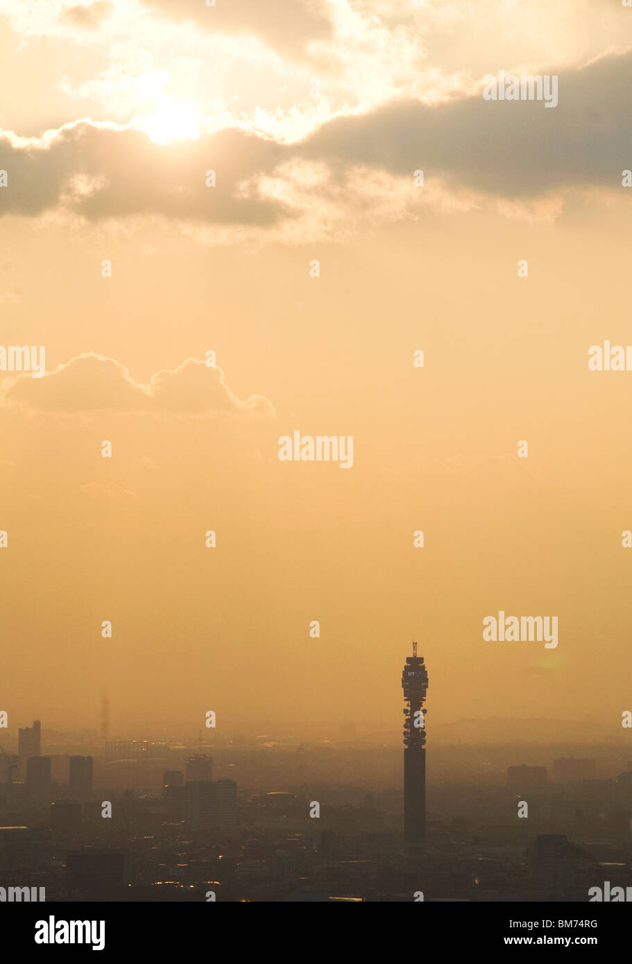 BT-Telekom Turm sieht man bei Sonnenuntergang vom oberen Rand der Wolkenkratzer Gherkin in der City of London, U.K Stockfoto