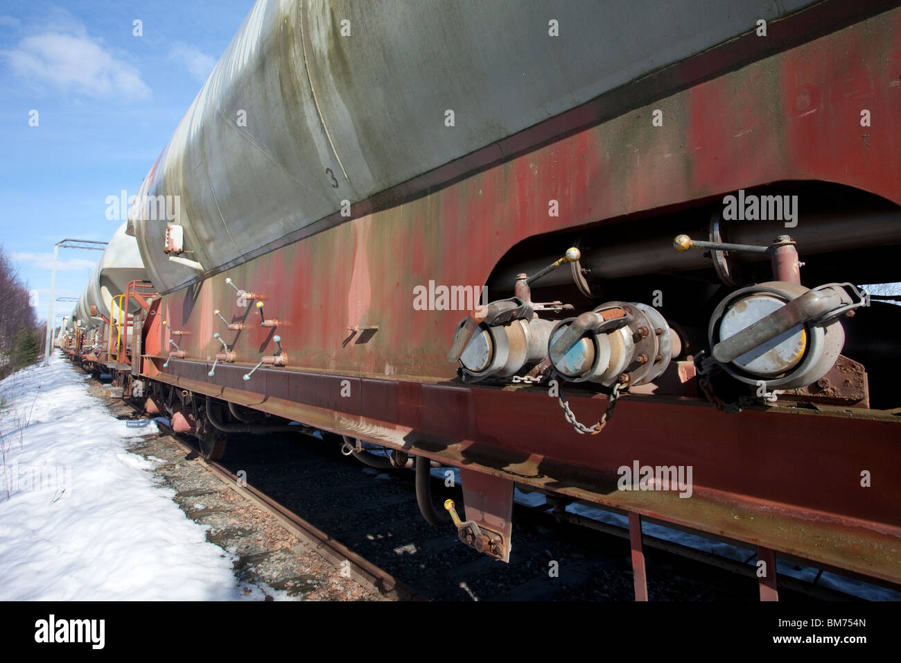 Lange Tanker trainieren Transport von Chemikalien für die Industrie, Finnland Stockfoto