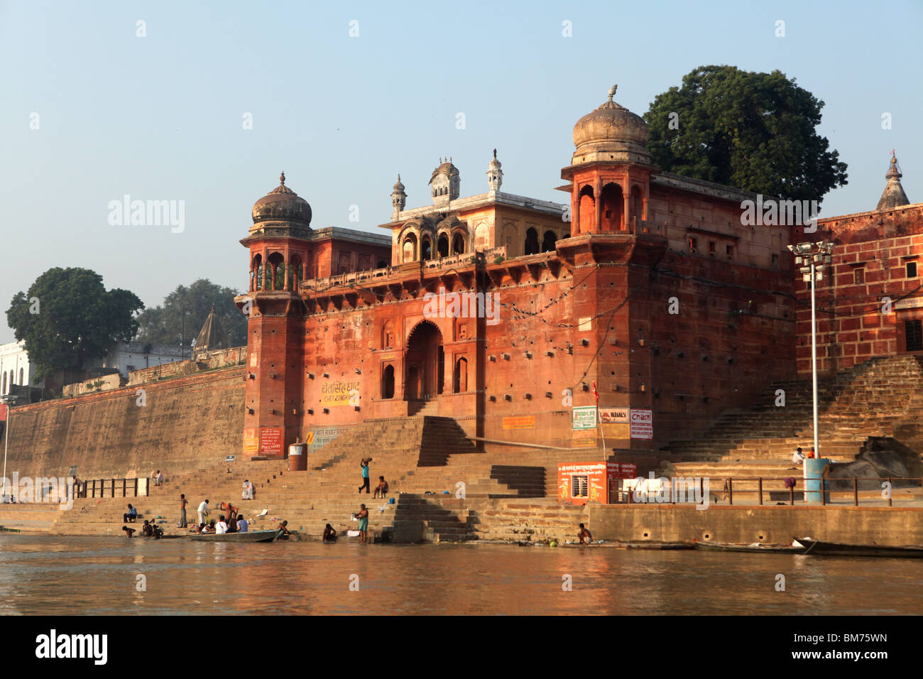 Blick auf die Ghats (Treppen) von den heiligen Ganges in Varanasi, Benares oder Banaras, Uttar Pradesh, Indien. Stockfoto