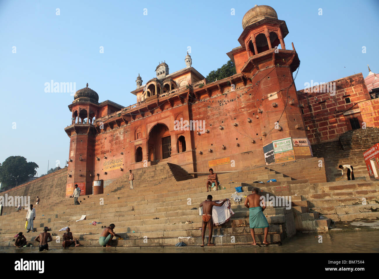 Blick auf die Ghats (Treppen) von den heiligen Ganges in Varanasi, Benares oder Banaras, Uttar Pradesh, Indien. Stockfoto
