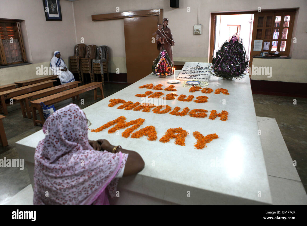 Ein Num betet am Grab von Mutter Teresa im Mutterhaus in Kalkutta, ehemals Calcutta in West Bengal, Indien. Stockfoto