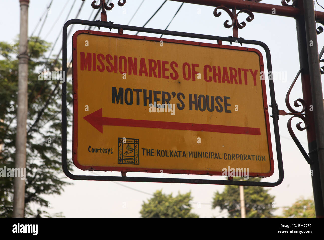 Ein Zeichen für Mutterhaus, das ehemalige Haus von Mutter Teresa in Kalkutta, genannt ehemals Calcutta in West Bengal, Indien. Stockfoto