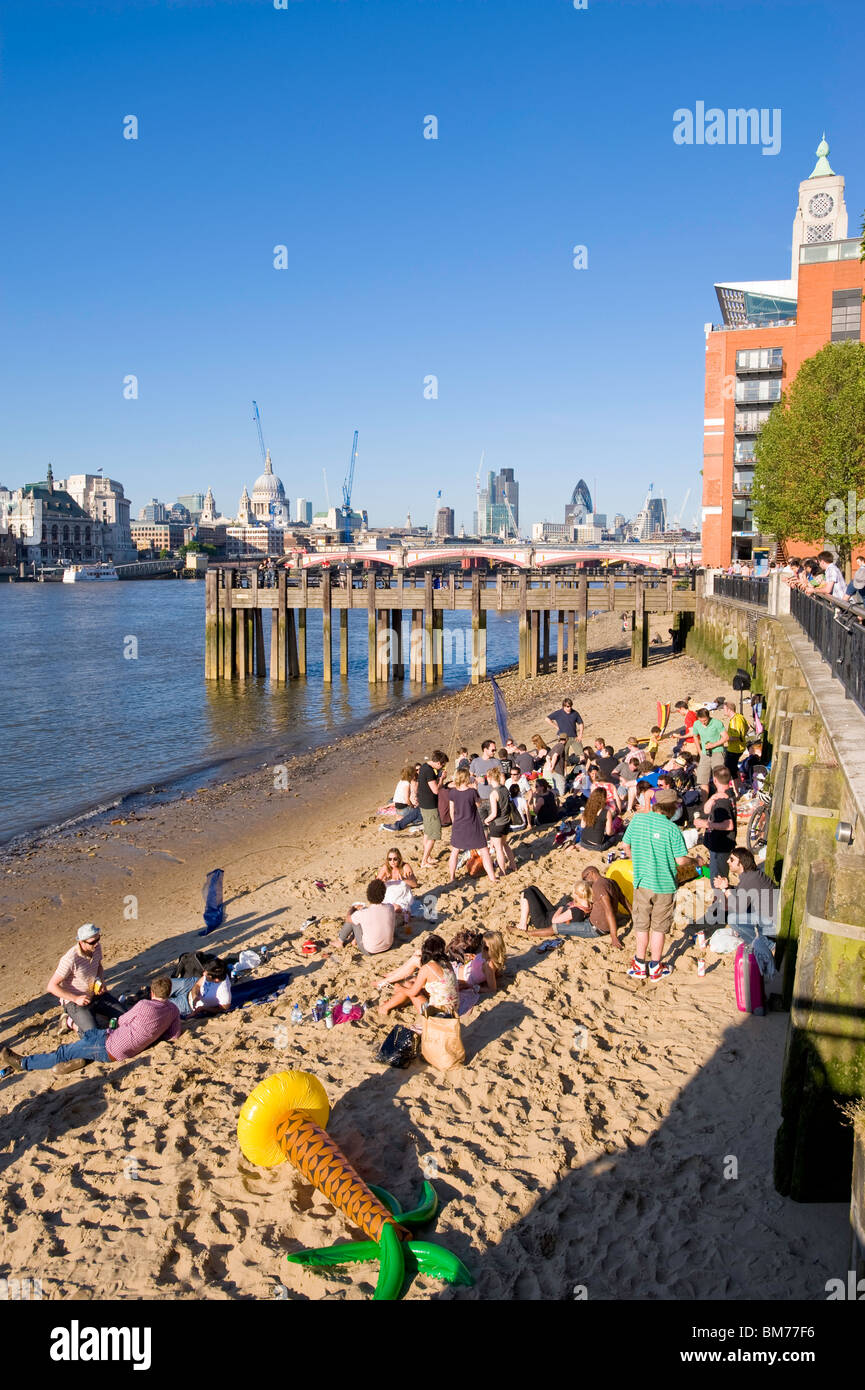Menschen genießen Sommernachmittag von Themse, London, Vereinigtes Königreich Stockfoto