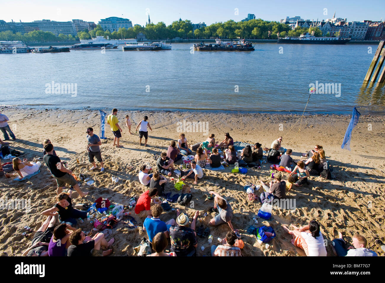 Menschen genießen Sommernachmittag von Themse, London, Vereinigtes Königreich Stockfoto