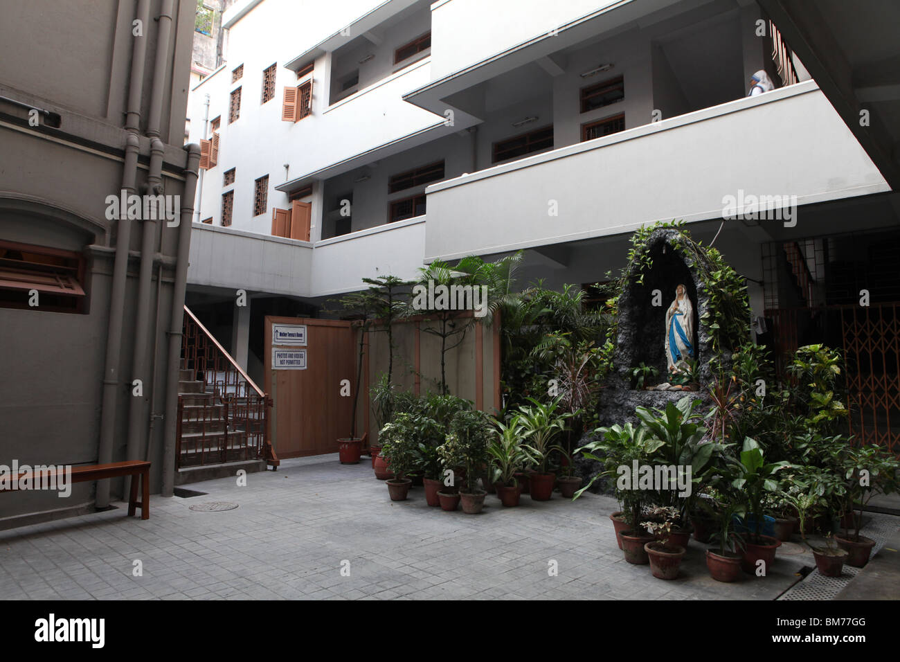 Der Innenhof im Mutterhaus, wo Mutter Teresa in Kalkutta Leben gewöhnt, genannt ehemals Calcutta in Westbengalen, Indien Stockfoto