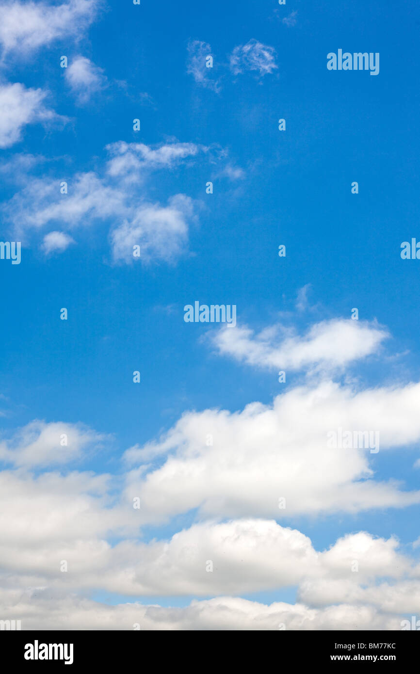 die Wolken am blauen Himmel Stockfoto