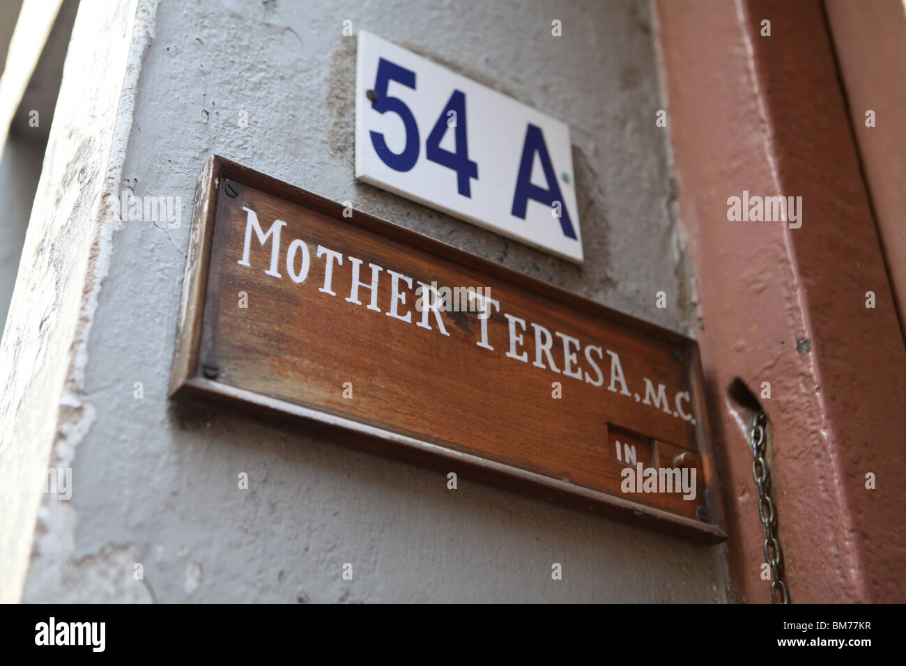 Melden Sie sich am Eingang zum Mutterhaus, der Residenz von Mutter Teresa in Kalkutta, ehemals Calcutta in West Bengal, Indien. Stockfoto