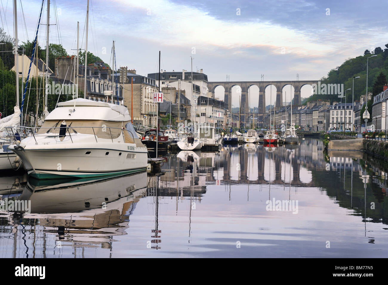 Hafen von der Stadt Morlaix, zeigen die berühmten Eisenbahnviadukt, Bretagne, Frankreich Stockfoto