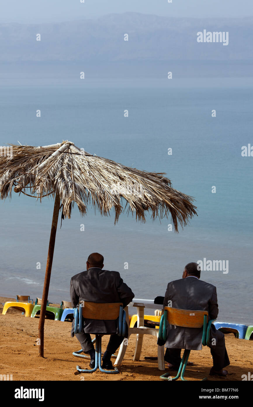 Chauffeure Erholung am Toten Meeresstrand, warten auf ihre Passagiere zurück Stockfoto