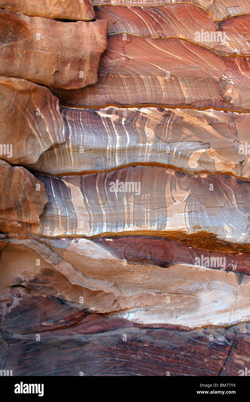 Bunte Sandsteinformation in der '' Rosenrot "Stadt von Petra (Jordanien) Stockfoto