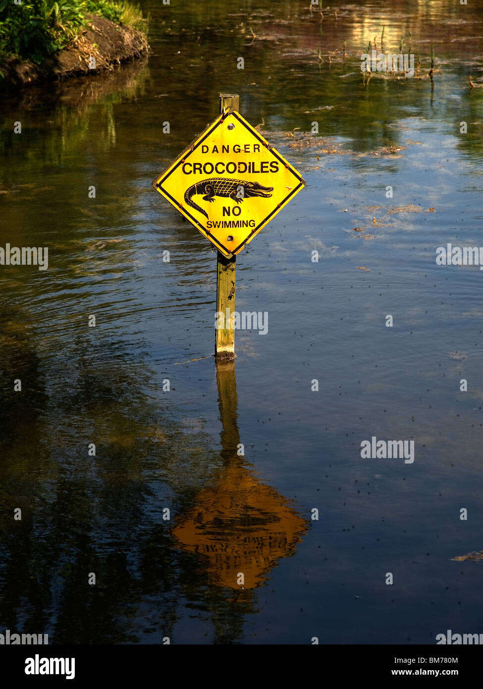 Ein Zeichen in einem englischen See sagen Gefahr Krokodile No Swimming Stockfoto
