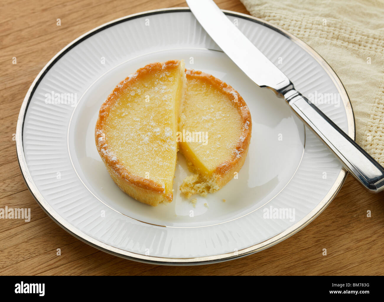 Französisch-Zitrone Flammkuchen (Tarte au Citron) in Scheiben geschnitten Stockfoto
