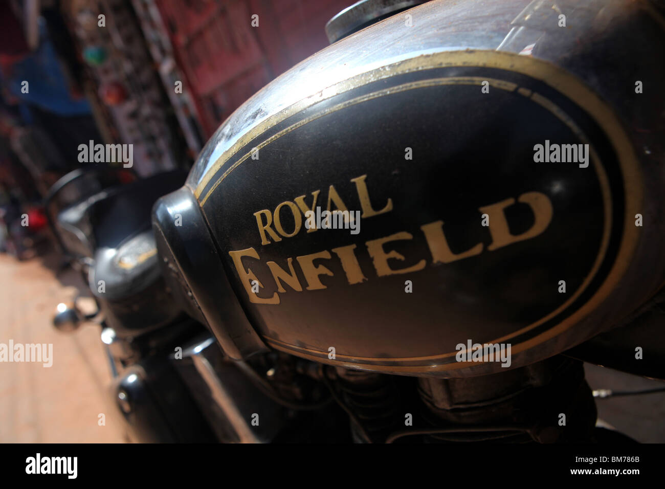 Detail der Royal Enfield Motorrad hautnah, wie in Arambol in Goa, Nordindien zu sehen. Stockfoto