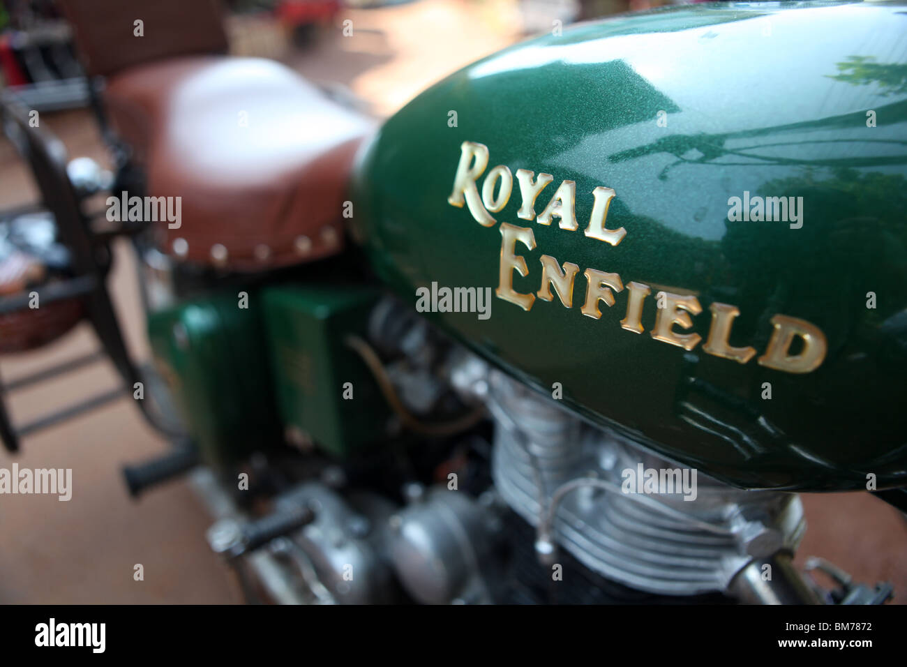 Detail der Royal Enfield Motorrad hautnah, wie in Arambol in Goa, Nordindien zu sehen. Stockfoto