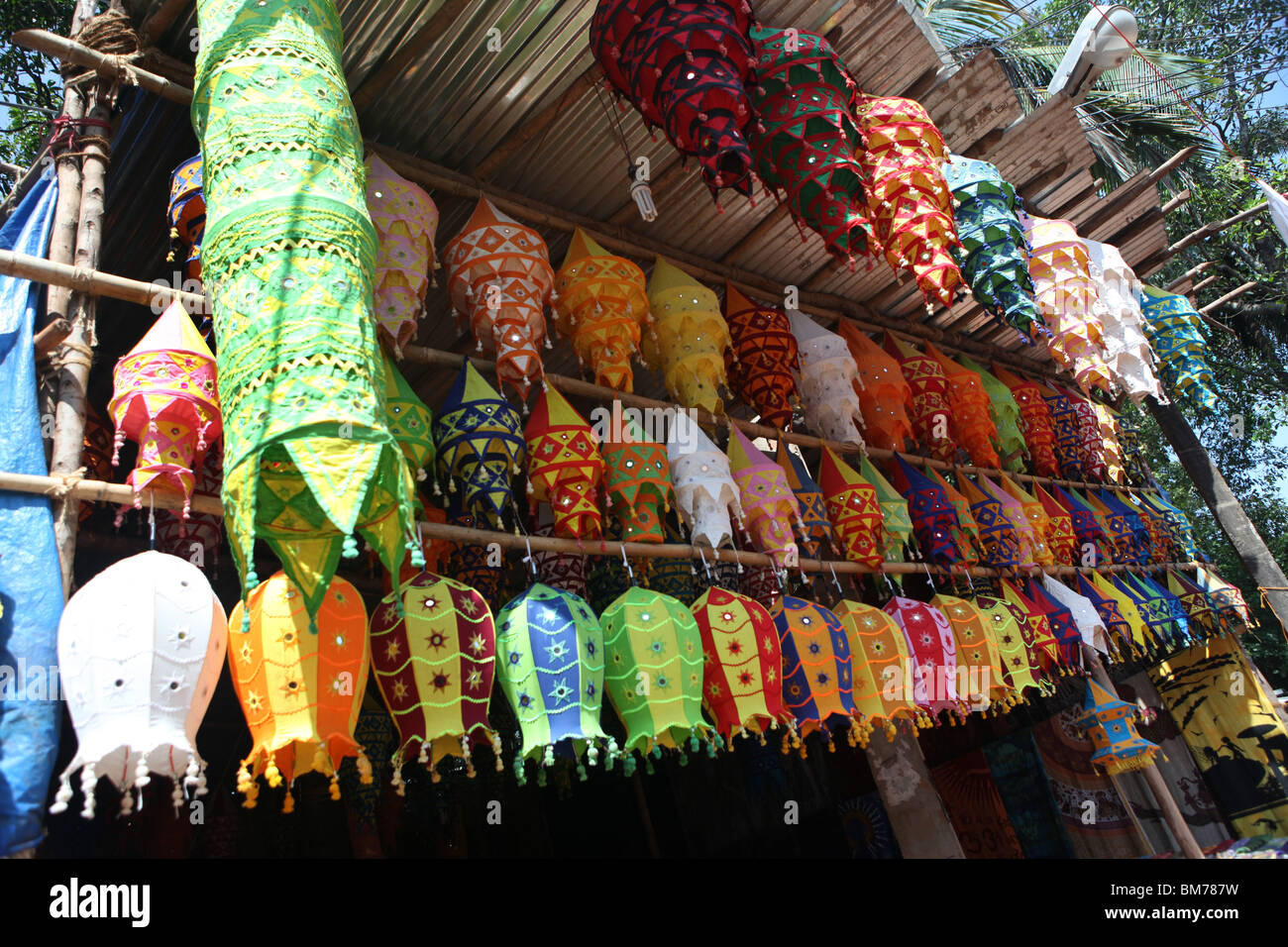 Laternen oder Lampenschirme auf dem Display in der Stadt von Arambol im nördlichen Goa in Indien. Stockfoto