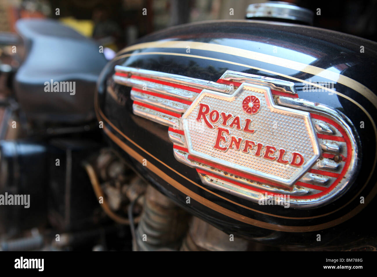 Detail der Royal Enfield Motorrad hautnah, wie in Arambol in Goa, Nordindien zu sehen. Stockfoto